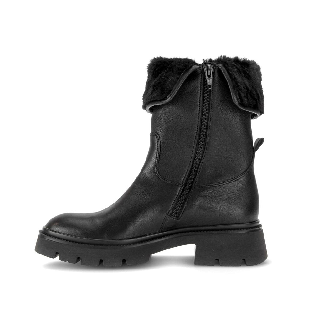 Sonia - Black Leather||Sonia - Cuir noir